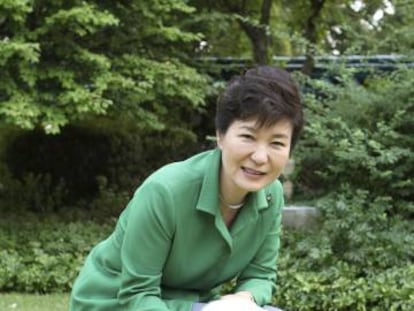 La expresidenta de Corea del Sur, Park Geun-hye, con algunos de sus cachorros Jindo en 2015.