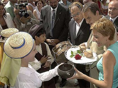 José Luis Rodríguez Zapatero y su esposa, Sonsoles Espinosa, reciben unos obsequios en la isla de La Gomera.