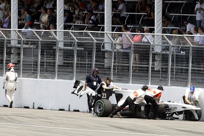 Kobayashi (Sauber) se retira caminando hacia el garaje tras estrellar su monoplaza contra el muro de protecciones