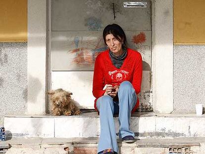 Carmen Gázquez, en la puerta de su casa en Los Trigales.