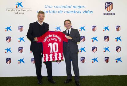 El director general de la Fundación Bancaria "la Caixa", Jaume Giró, y el consejero delegado del Atlético de Madrid, Miguel Ángel Gil Marín