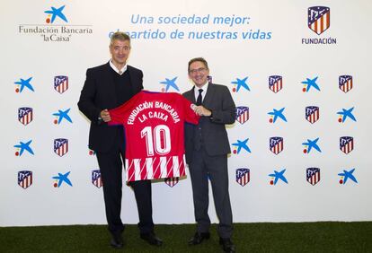 El director general de la Fundaci&oacute;n Bancaria &quot;la Caixa&quot;, Jaume Gir&oacute;, y el consejero delegado del Atl&eacute;tico de Madrid, Miguel &Aacute;ngel Gil Mar&iacute;n