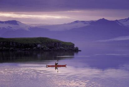 Un kayak en un fiordo de Islandia