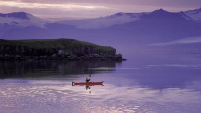 Un kayak en un fiordo de Islandia