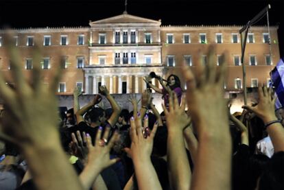Ciudadanos griegos protestan contra los recortes, ayer ante el Parlamento.