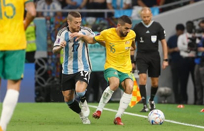 Alejandro Gómez disputa un balón con Aziz Behich.
