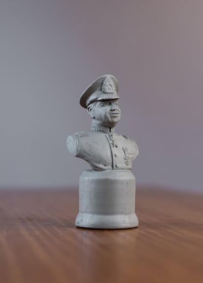 Un busto en miniatura de Pinochet esculpido por Santis.
