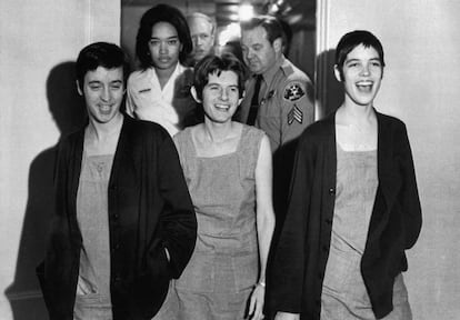 De izquierda a derecha: Susan Denise Atkins, Patricia Krenwinkel y Leslie Van Houten, ríen después de recibir la sentencia de muerte por su participación en el asesinato de Tate-LaBianca, ordenado por Charles Manson, el 29 de marzo de 1971.
