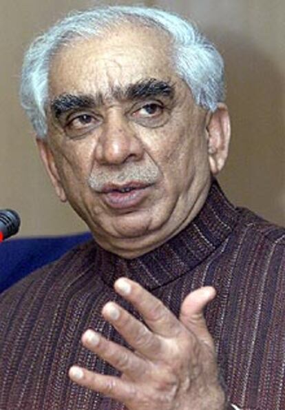 El ministro de Exteriores indio, Jaswant Singh, durante la rueda de prensa.