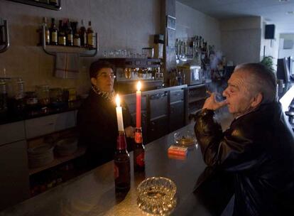 Dos velas sirvieron para dar luz a los parroquianos que ayer por la mañana visitaron el bar Montecarlo, en Badalona.