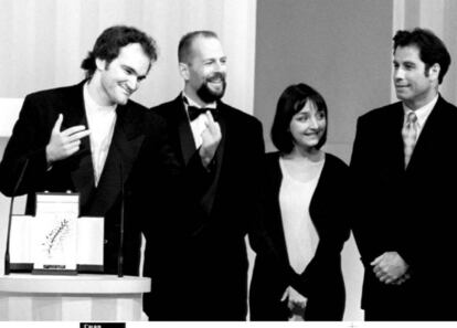 El director Quentin Tarantino recibiendo el premio Palma de Oro por su película 'Pulp Fiction', junto a Bruce Willis, María de Madeiros y John Travolta, en el año 1994.