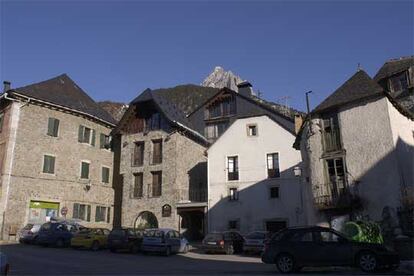 Fachada del hotel Valle de Izas, en el oscense valle de Tena.