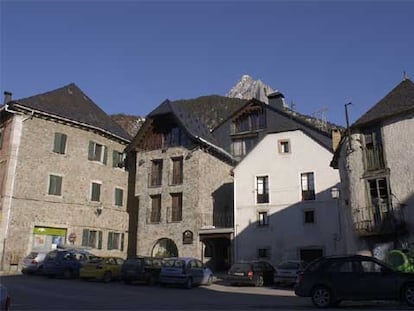 Fachada del hotel Valle de Izas, en el oscense valle de Tena.