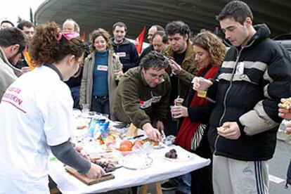Miembros del piquete de trabajadores y otros compañeros toman un tentempié, ayer, en el aeropuerto de Bilbao.