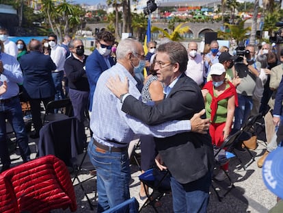 El presidente de la Xunta de Galicia, Alberto Núñez Feijóo, saluda a un simpatizante en un acto del PP en el Parque Marítimo César Manrique,  en Santa Cruz de Tenerife, este sábado.
