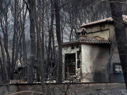 Una casa quemada en Monte Pinar, cerca de la localidad de Barx.