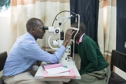 Los médicos de la Unidad Oftalmológica del hospitale de Kitale, en Kenia, examinan los ojos de un niño que fue llevado a este centro después de una prueba PEEK identificara algunos problemas potenciales de visión.