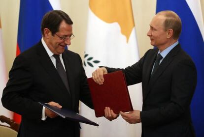 Vladimir Putin y Nicos Anastasiadis, tras la firma del acuerdo bilateral, este jueves en Moscú.