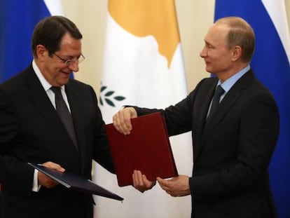 Vladimir Putin y Nicos Anastasiadis, tras la firma del acuerdo bilateral, este jueves en Moscú.