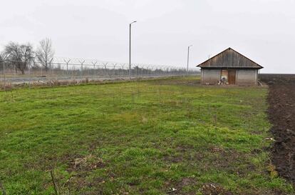 Un refugio de ovejas junto a una base aérea de EE UU en Rumanía.