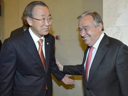 El saliente secretario general de la ONU, Ban Kin-moon, conversando con Antonio Guterres durante una cumbre de la ONU en Ginebra, Suiza, en 2014. 