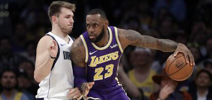 Luka Doncic y LeBron James, en un Dallas-Lakers.