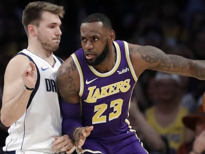 Luka Doncic y LeBron James, en un Dallas-Lakers.