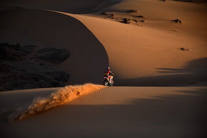 Toby Price, a lomos de su KTM durante la segunda etapa del Dakar.