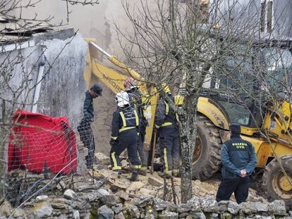 Los bomberos buscan entre los escombros a los habitantes de la casa derrumbada en Bóveda.