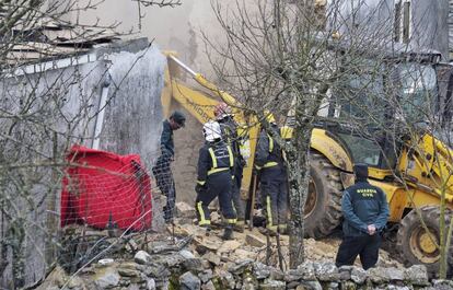 Los bomberos buscan entre los escombros a los habitantes de la casa derrumbada en Bóveda.