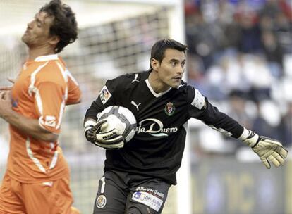 El guardameta del Valladolid detiene un balón durante el partido ante el Xerez