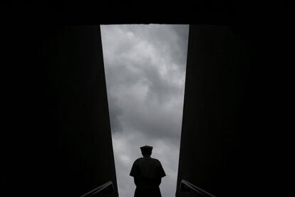 Una persona observa la pista de tenis durante el torneo de Wimbledon, Londres.