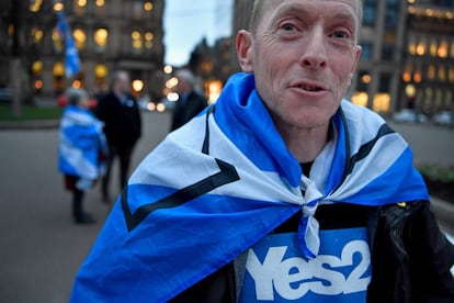 Manifestantes pró-independência depois do anúncio de Nicola Sturgeon de seu pedido de um novo referendo para a Escócia.