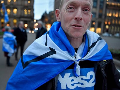 Manifestantes pró-independência depois do anúncio de Nicola Sturgeon de seu pedido de um novo referendo para a Escócia.