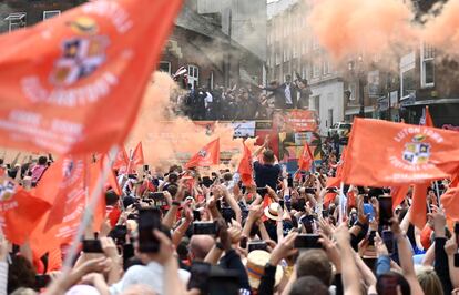 El autobús con los integrantes del Luton Town pasea este lunes por las calles de la ciudad para celebrar el ascenso del club.