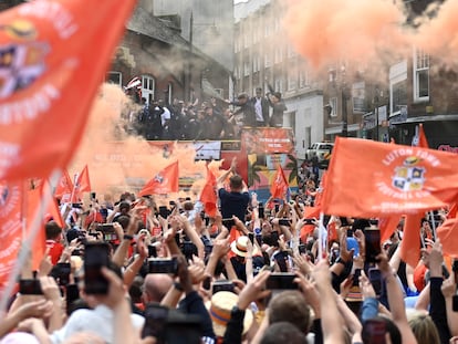 El autobús con los integrantes del Luton Town pasea este lunes por las calles de la ciudad para celebrar el ascenso del club.