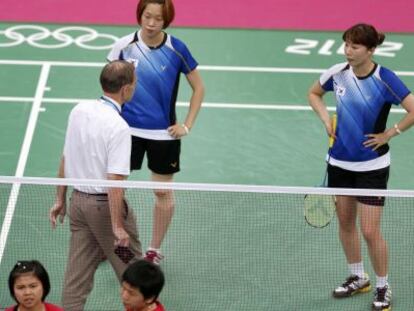 El árbitro habla con las jugadoras de Indonesia y Corea del Sur.