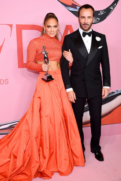 Jennifer Lopez, vestida por Ralph Lauren y galardonada con el premio Fashion Icon del año, junto al presidente de los CFDA Tom Ford. El cropped top que lució Lopez dejó ver su famoso six pack.