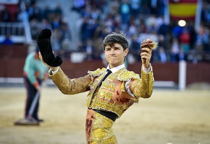 Aarón Palacio pasea la oreja que cortó al quinto novillo de la tarde.