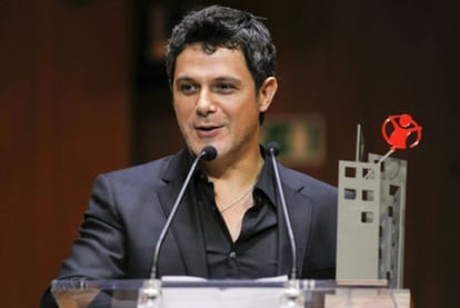 Alejandro Sanz en una visita reciente a España dijo: "Estoy deseando verle la cara. Queda muy poquito, estoy muy nervioso".