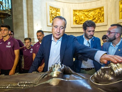 Fernando Roig, su hijo y el alcalde de Vila-real, José Benlloch, en el sepulcro de San Pascual.