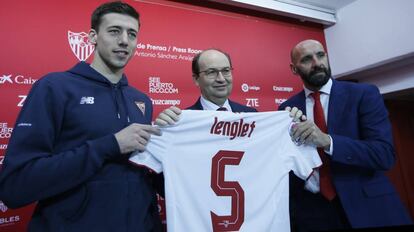 Lenglet, el presidente Castro y Monchi, director deportivo del Sevilla.