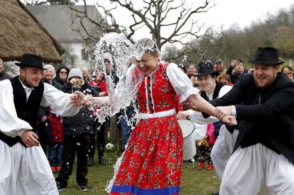 Una joven es mojada como parte de las celebraciones tradicionales del día de Pascua, en Szenna (Hungría).