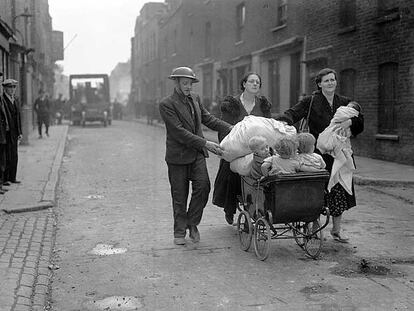 Una familia huye de los bombardeos en Londres en septiembre de 1940.