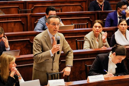 Edgar Neira, abogado de Guillermo Lasso, asiste a una audiencia del juicio político que se le hace al presidente por presunta malversación de fondos.