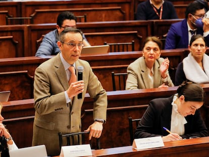 Edgar Neira, abogado de Guillermo Lasso, asiste a una audiencia del juicio político que se le hace al presidente por presunta malversación de fondos.