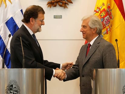 El presidente espa&ntilde;ol, Mariano Rajoy, y el presidente uruguayo, Tabar&eacute; V&aacute;zquez, se saludan en Montevideo.