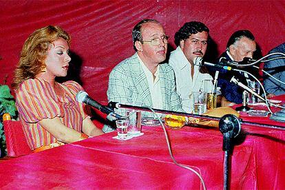 La ex presentadora y modelo colombiana Virginia Vallejo (a la izquierda), en una reunión con Pablo Escobar Gaviria (en el centro).