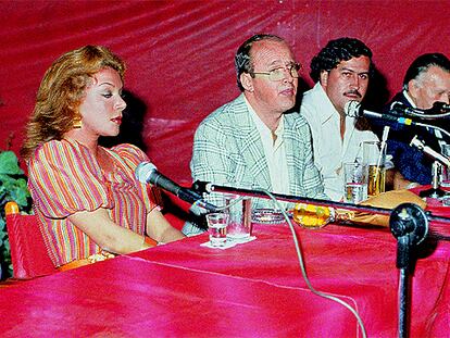 La ex presentadora y modelo colombiana Virginia Vallejo (a la izquierda), en una reunión con Pablo Escobar Gaviria (en el centro).