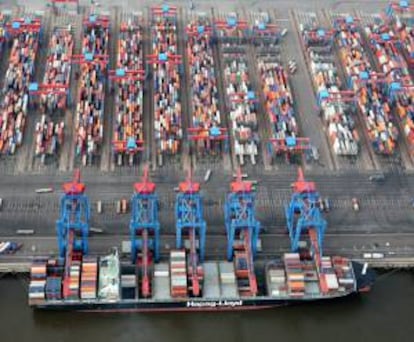 Imagen de archivo distribuida hoy de un portacontenedores en el puerto de Hamburgo, en Alemania. EFE/Archivo